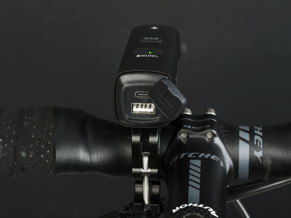 detail AUTHOR Světlo př. PROXIMA 1000 lm / GoPro 25- 32 clamp USB Alloy